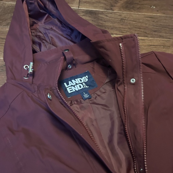Lands' End Women's Maroon water resistant jacket - Picture 3 of 7